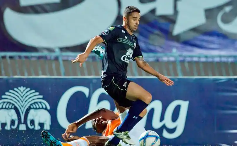 Vinculado ao atlético-PR até dezembro de 2018, Dellatorre está emprestado ao Suphanburi (Álbum de família)