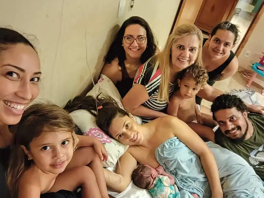 Adriana com familiares, logo após um de seus partos em casa: ela teve os três filhos no próprio quarto (Arquivo pessoal)