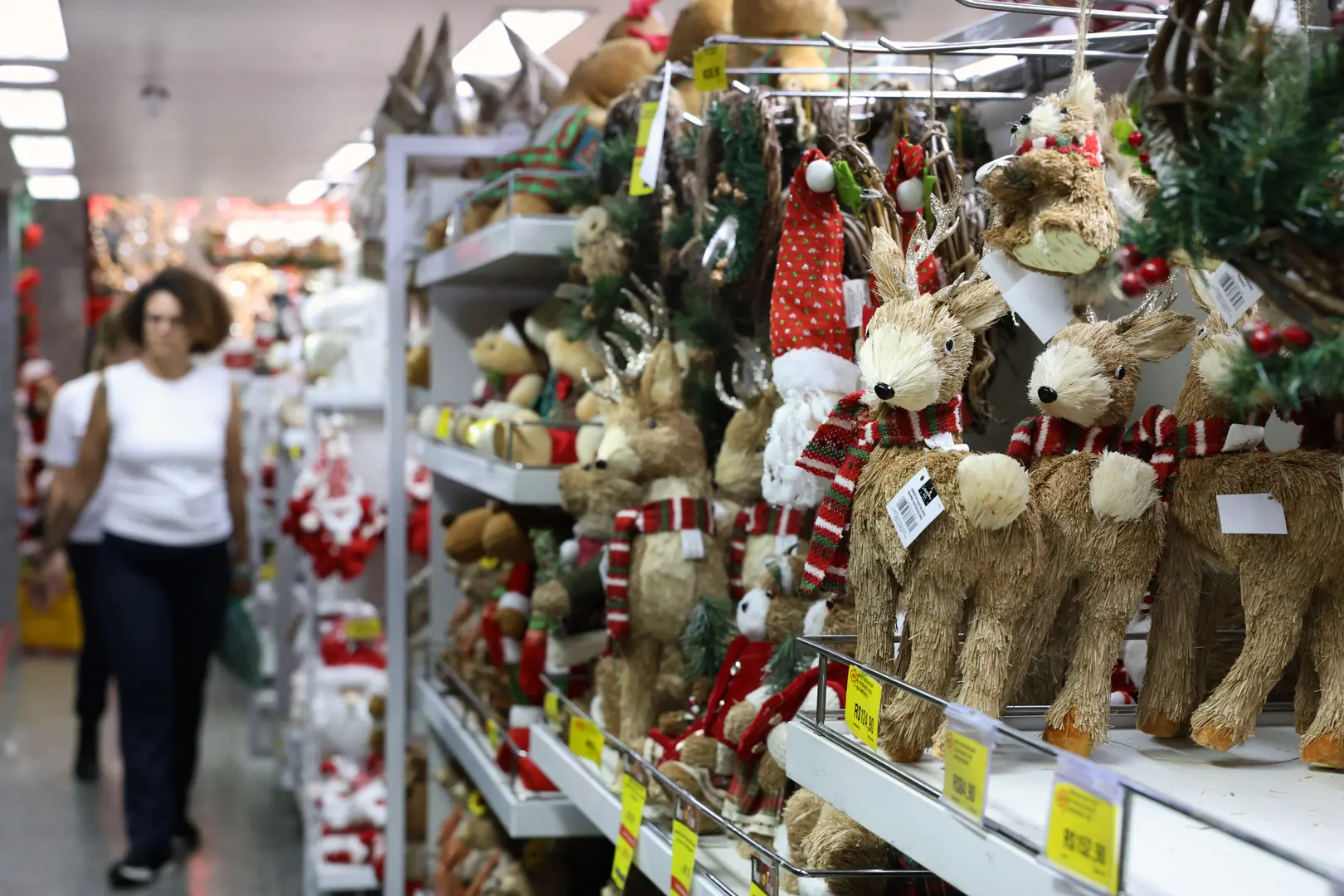 Confiança do consumidor sobe 4,9% em dezembro, diz CNC