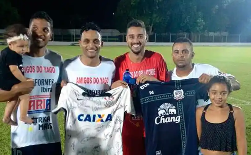 Os organizadores da festa, Yago (10) e Guilherme Dellatorre (de vermelho), junto com amigos após a partida (Reprodução do Facebook)