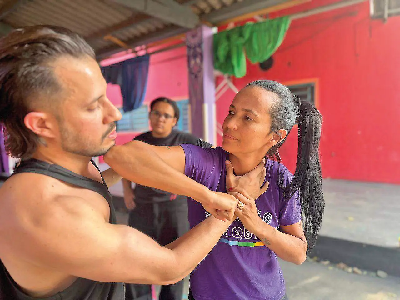 Danilo Ferraz e Eliane Tavares, colaboradora das Valquírias, durante demonstração (Divulgação/Instituto Valquírias)