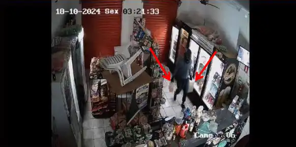 Câmera mostra homem com galões na loja antes da explosão (Reprodução)