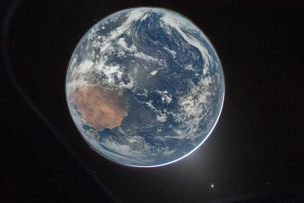 Imagem feita a bordo da espaçonave Órion rumo à Lua (Divulgação/Nasa)