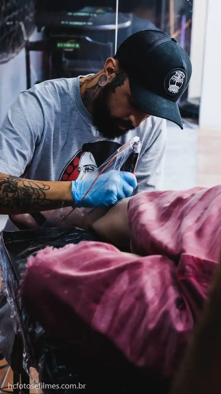 Chapolim diz que já recusou convites para tatuar em centro cirúrgico (Arquivo Pessoal)