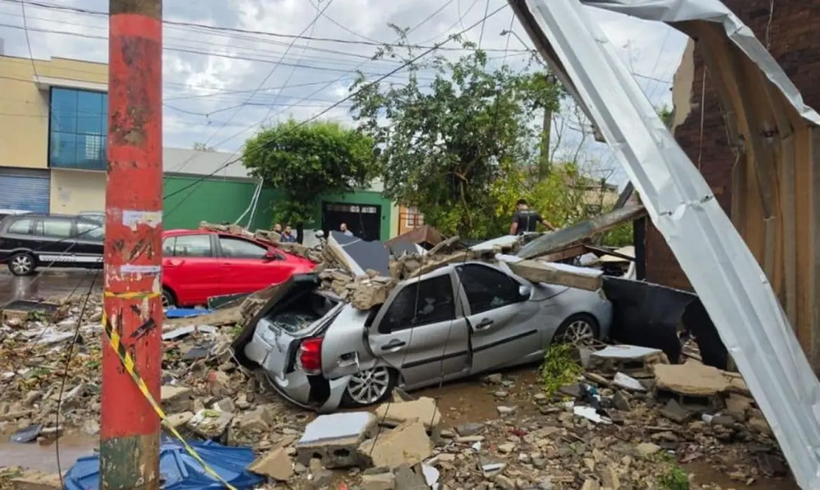 Ribeirão Preto ainda enfrenta falta de energia após temporal na sexta (Agência Brasil)