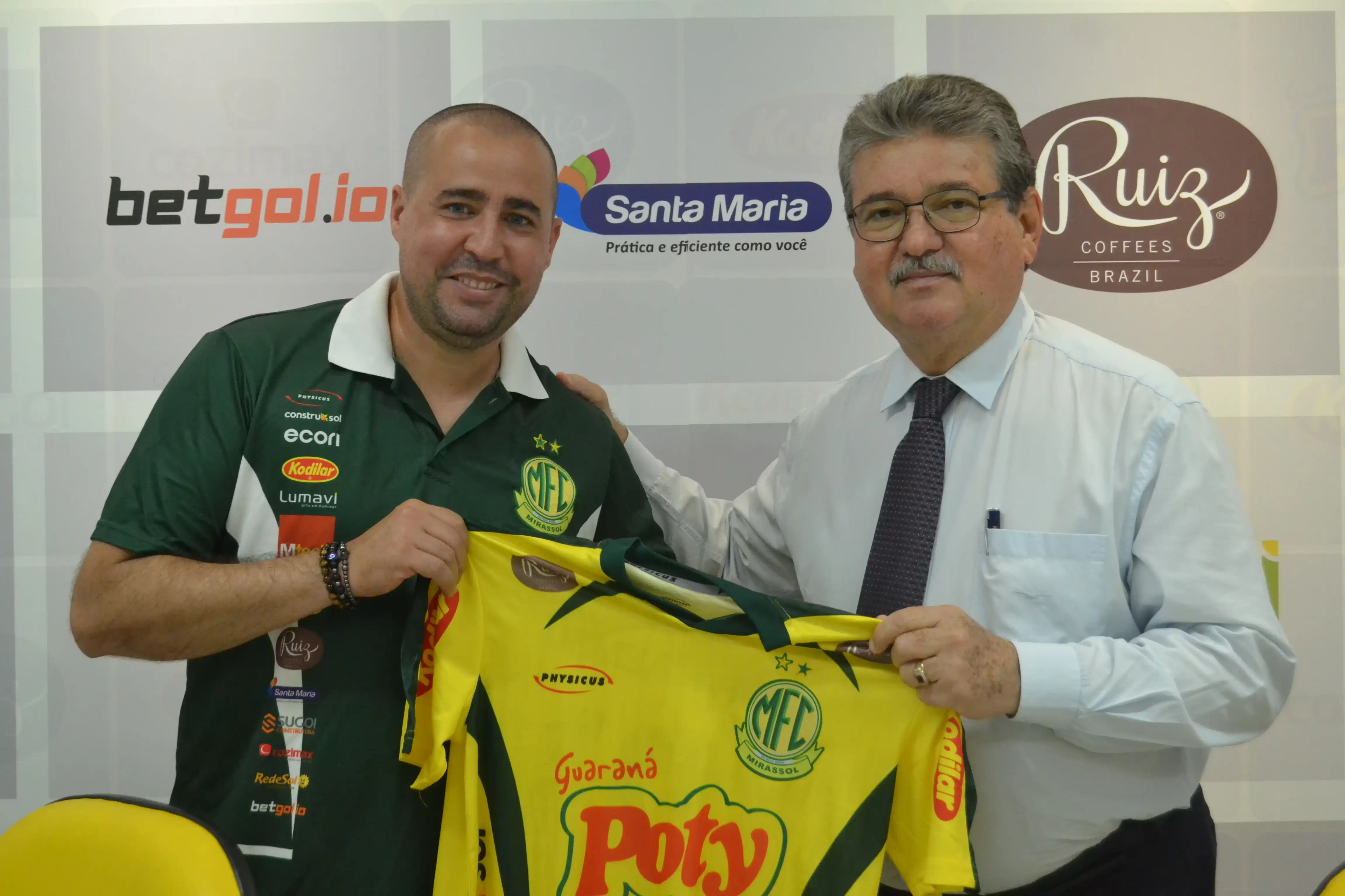 Ricardo Catalá posa com o presidente do Mirassol, Edson Antônio Ermenegildo, antes de coletiva de imprensa. (Divulgação/Léo Roveroni/Mirassol FC)
