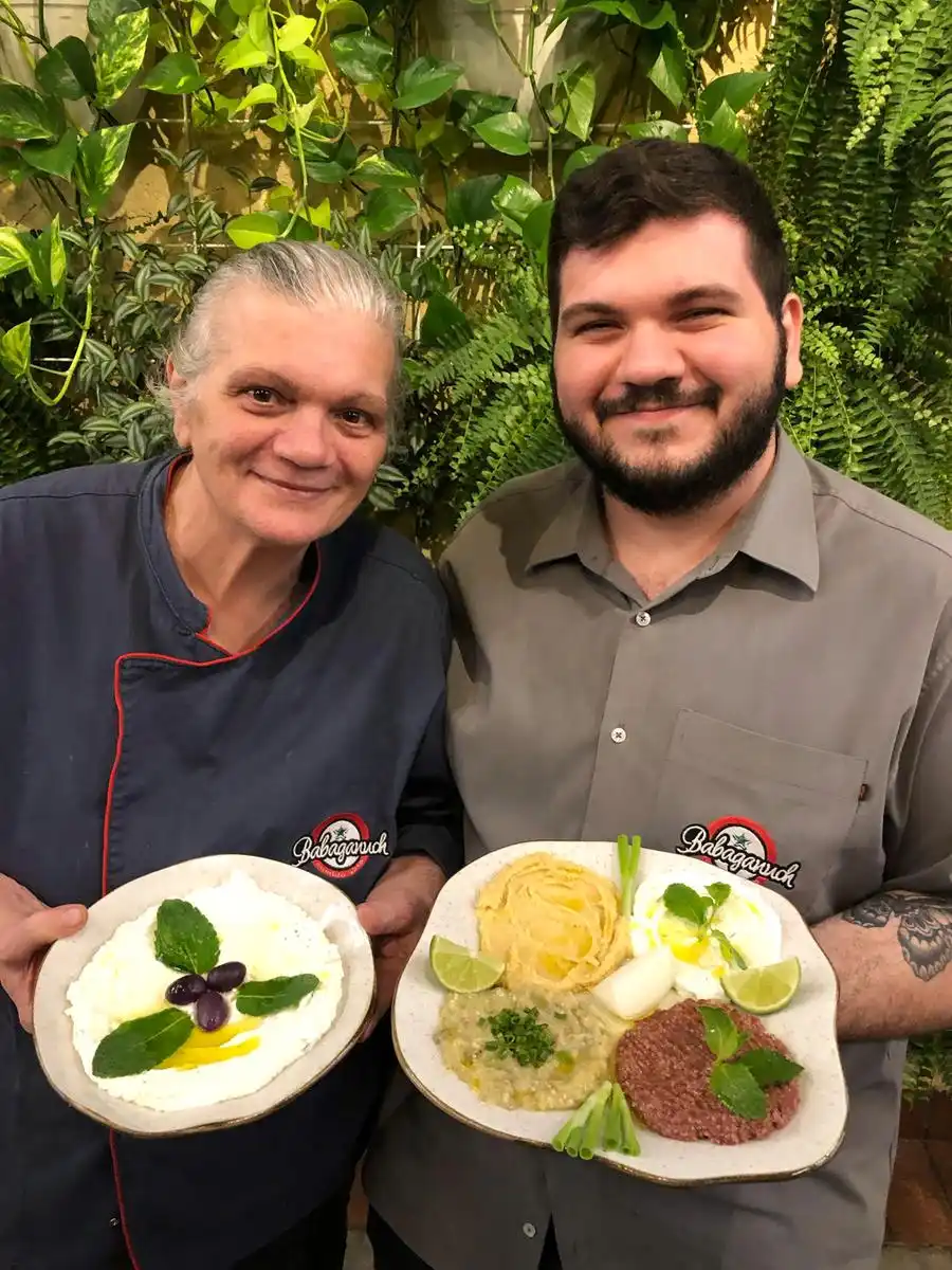 Pedro Suleinan e Maria Inês Suleiman com prato servido no ‘Babaganuch’ (Divulgação)