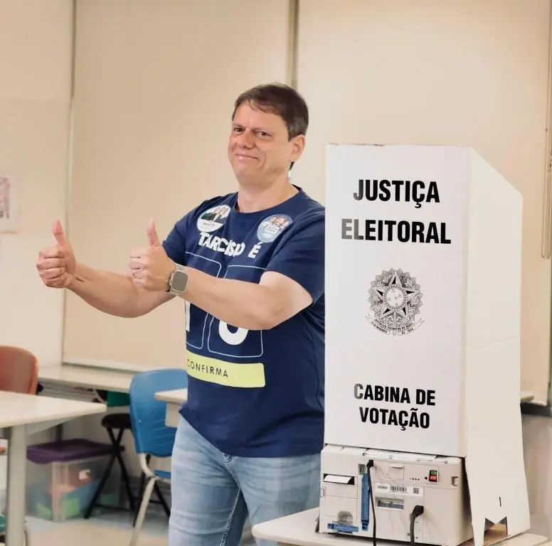 Tarcísio de Freitas é reeleito governador de SP no 1º turno