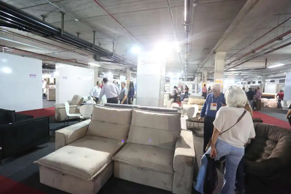 Visitantes conferem as novidades da indústria moveleira na Movinter (Guilherme Baffi/Arquivo)