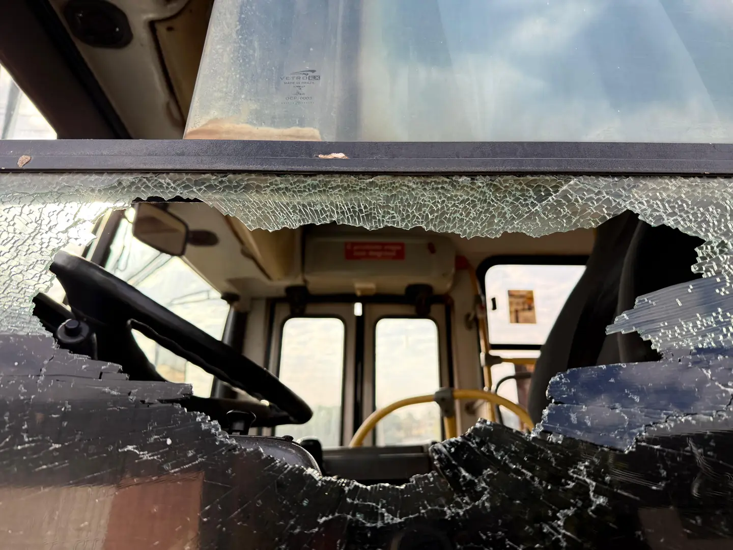 Ônibus tem janela quebrada dentro do Terminal Urbano de Rio Preto (Marco Antonio dos Santos 25/8/2025)