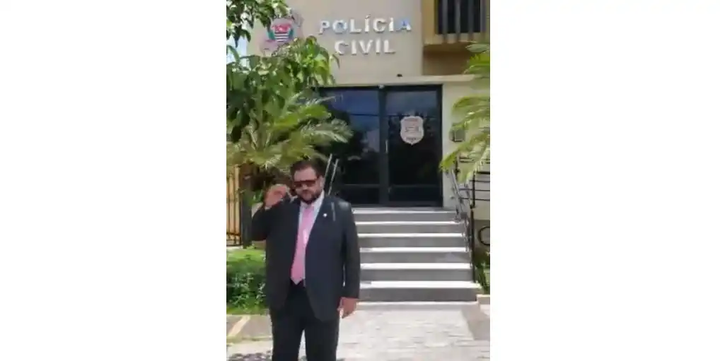 Na porta da Delegacia Seccional da Polícia Civil, Anderson Branco gravou um vídeo em que fala sobre a investigação (Reprodução/Facebook)