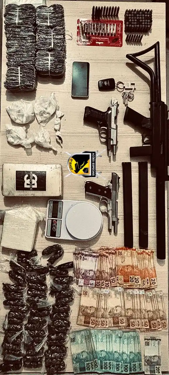 Segundo a polícia, no imóvel do suspeito foram apreendidos duas pistolas calibre 9 milímetros, uma submetralhadora calibre ponto 40, 2,5 kg de cocaína e 99 munições de vários calibres, além de uma balança de precisão (Divulgação)