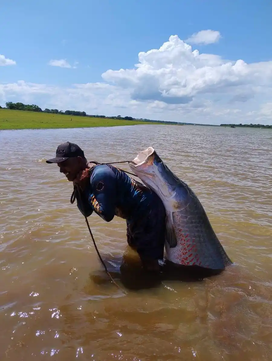 Pescador Odair Aparecido Cardoso fisgou pirarucu de 161 kg no rio Grande (Arquivo Pessoal)