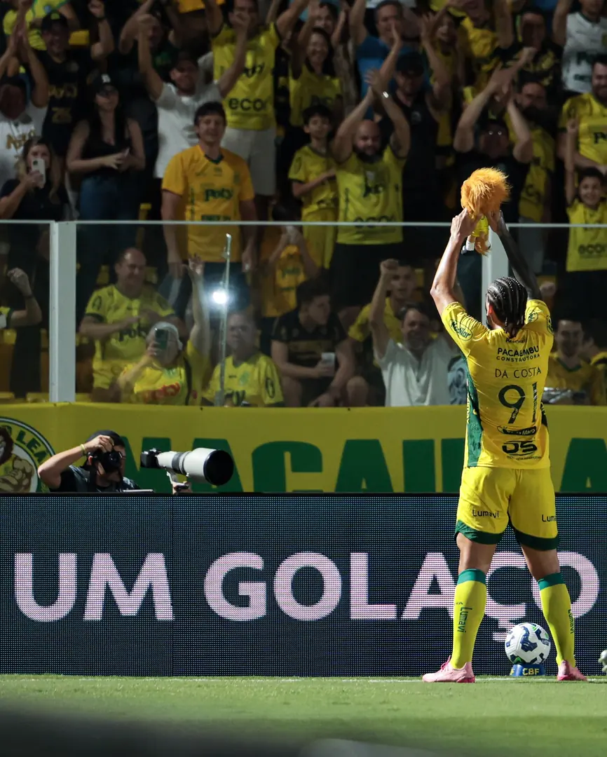 Chico da Costa, autor de um dos gols do Mirassol contra o Vasco, mostra bicho de pelúcia do Leão para a torcida (Divulgação/JP Pinheiro/Agência Mirassol)