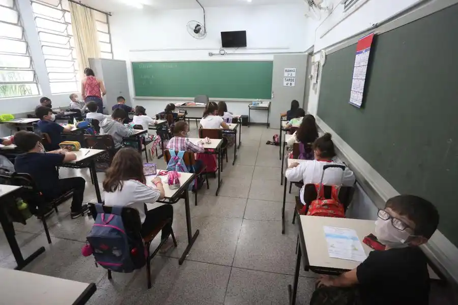 Sala de aula cheia na escola Oscar Arantes Pires, na Vila Imperial, em Rio Preto (Guilherme Baffi 2/2/2022)