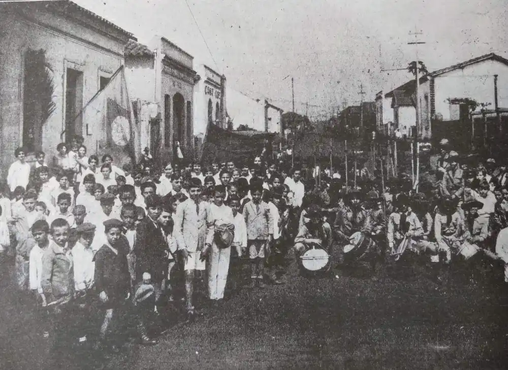 Alunos em frente ao Collegio 7 de Setembro, na rua XV de Novembro (Alunos em frente ao Collegio 7 de Setembro, na rua XV de Novembro)