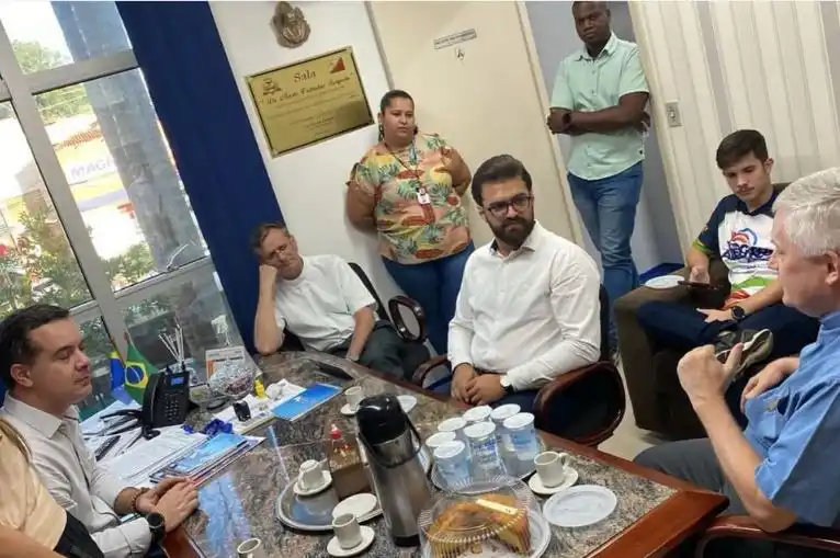 Reunião com o bispo em março na qual a assessora está em pé ao fundo, assim como seu marido (Reprodução/Redes Sociais)