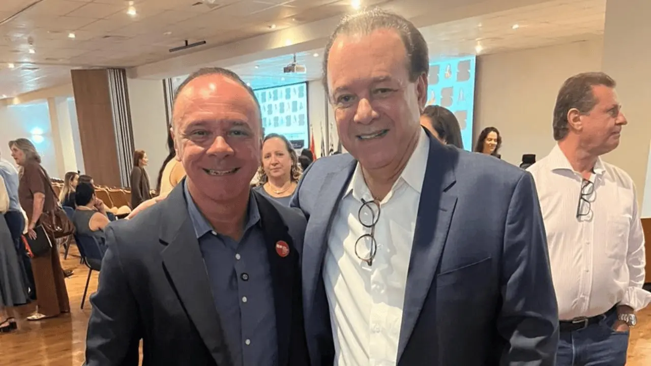 Eleuses Paiva, secretário estadual de Saúde, e Coronel Fábio, prefeito de Rio Preto, durante evento na Famerp (Divulgação/Prefeitura de Rio Preto)