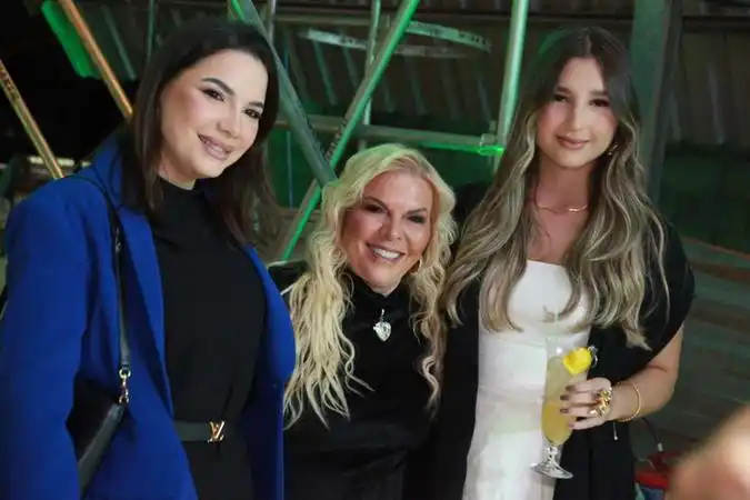 Luciane Rodrigues, com Erica Melo e Manuela Mello, na L´Store (Arnaldo Mussi)
