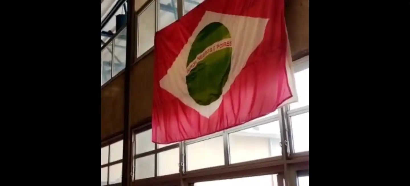 Bandeira exposta no Sesc Rio Preto traz a inscrição "Índios, Negros e Pobres" (Reprodução/Redes sociais)