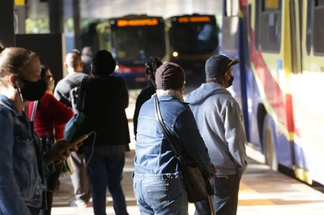 Passageiros à espera dos ônibus no Terminal Urbano de Rio Preto (Johnny Torres 16/6/2021)