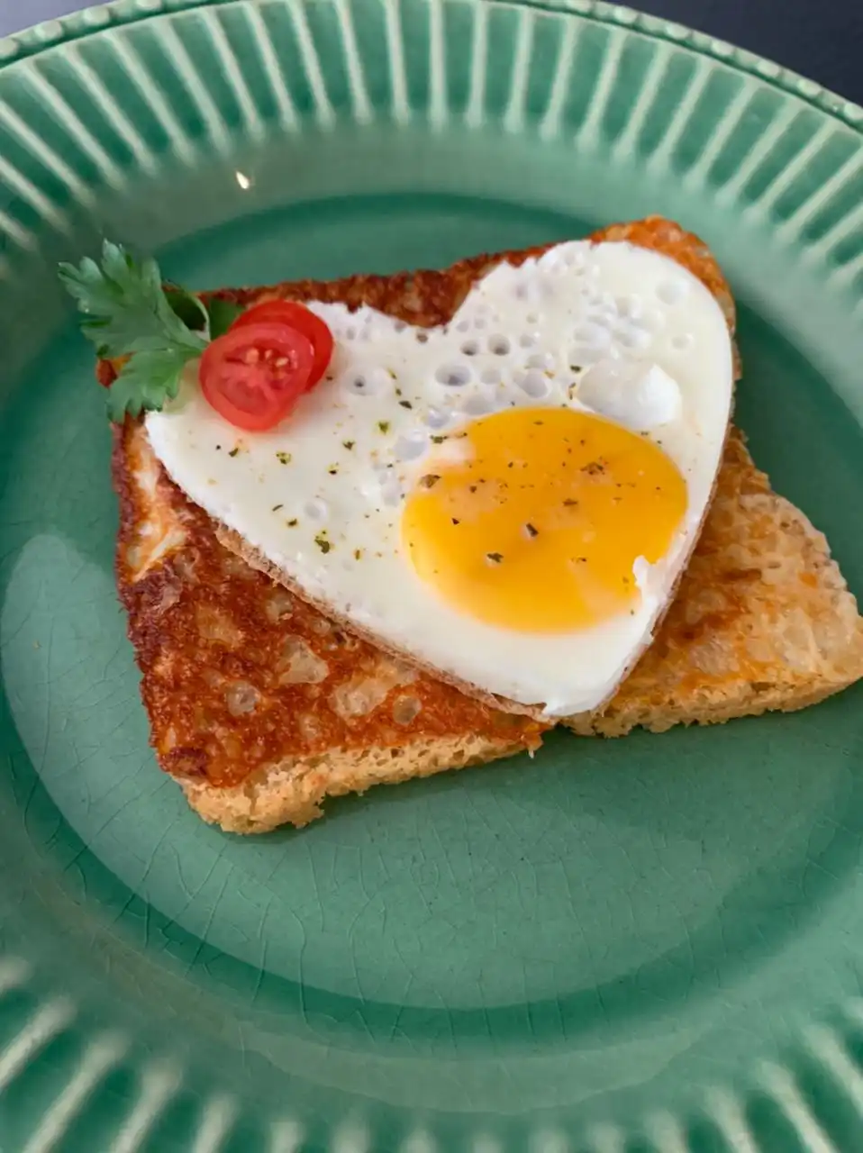 Aqueça uma fatia de pão integral ou de pão de fermentação natural na frigideira, frite um ou dois ovos e coloque por cima. Pode ser servido com bacon ou avocado. Sugestão do Vida Saudável Bistrô (Vida Saudável Bistrô/Divulgação)