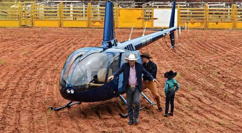 o locutor durante uma de suas chegadas apoteóticas de helicóptero nas arenas (Reprodução)