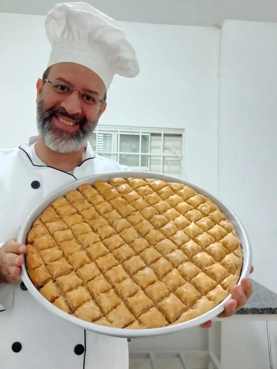 Ziad Ferzli com o ‘Baclava’, doce tradicional sírio (Divulgação)