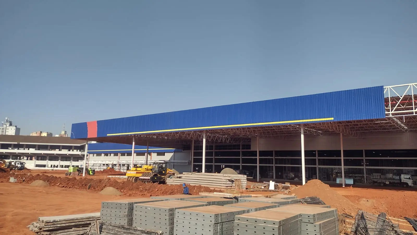 Vista externa das obras do Assaí Atacadista na rua General Glicério (Divulgação/Assaí Atacadista)