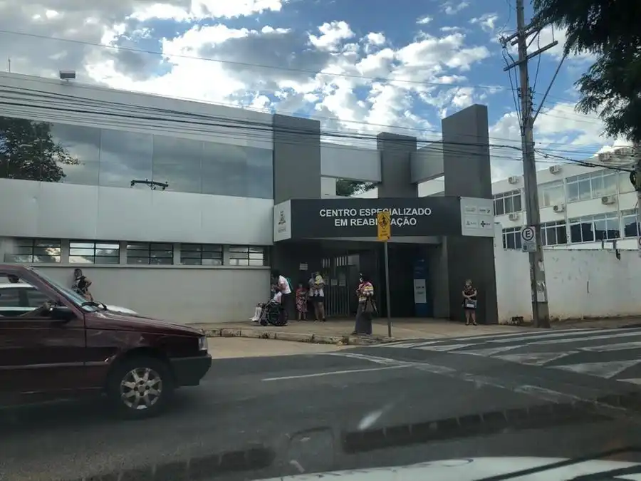 Centro Especializado em Reabilitação (CER): segundo mães, estímulos sensoriais da recepção, como o movimento de pessoas, entra e sai de pacientes e barulho da campainha de senha têm provocado crises nervosas nas crianças (Johnny Torres 19/4/2022)