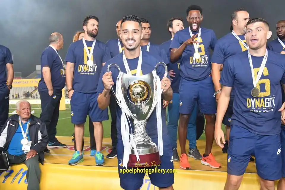 RIO PRETO NA CHAMPIONSrAtacante rio-pretense Guilherme Dellatorre (com o troféu) é campeão nacional pelo Apoel, no Chipre, clube que se garantiu na disputa da Liga dos Campeões da Europa. "Comecei a jogar em janeiro, fiz 20 jogos e dez gols", conta. Pág. 7B (apoelfc.com.cy)