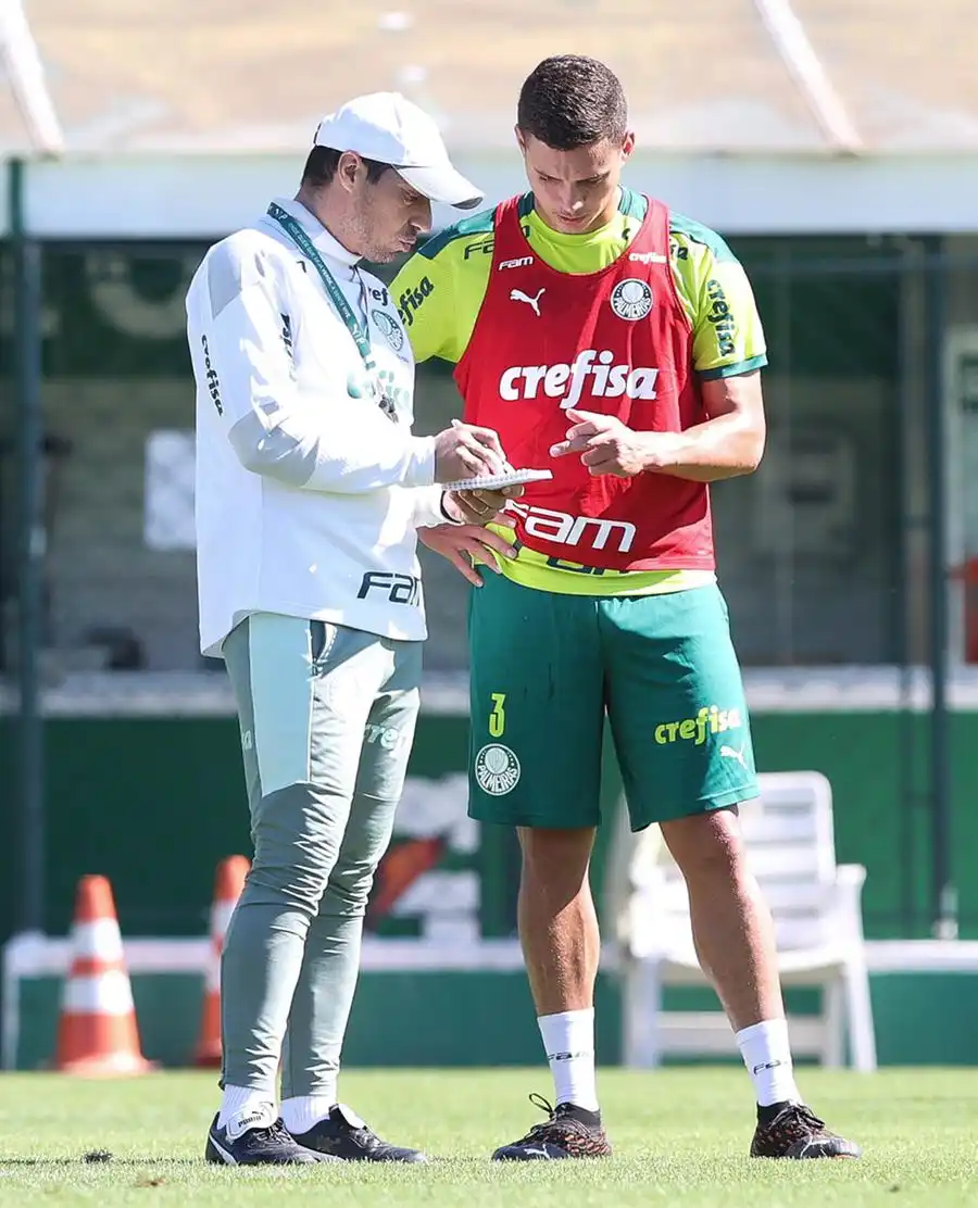 Abel Ferreira e Renan conversam durante treinamento (César Greco/ Agência Palmeiras)
