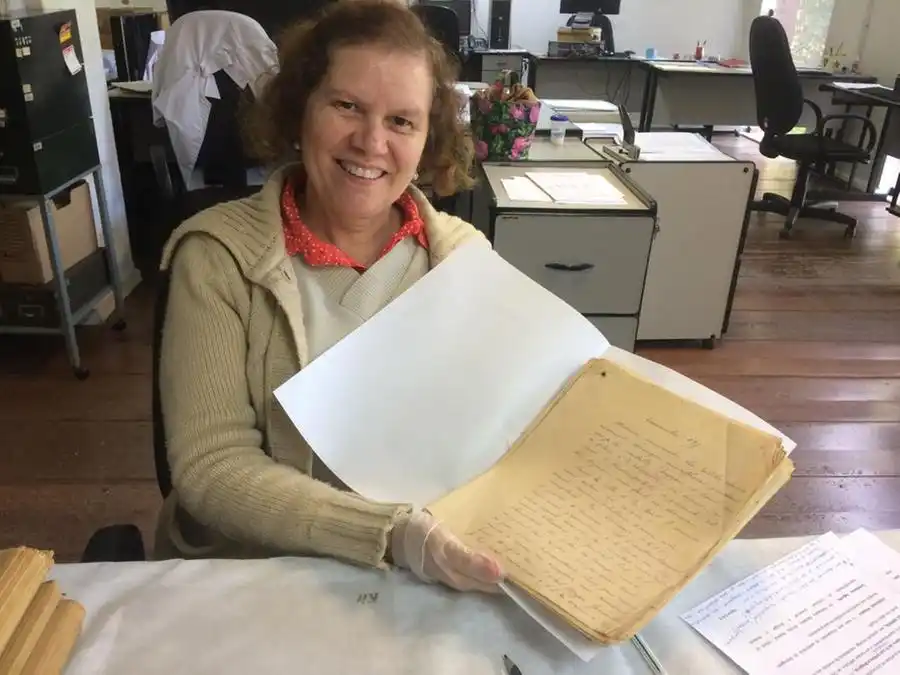 Maria Celina Soares de Mello e Silva, responsável pelo arquivo histórico do Museu Imperial de Petrópolis (RJ) com o “Diário de Guerra” (Divulgação)