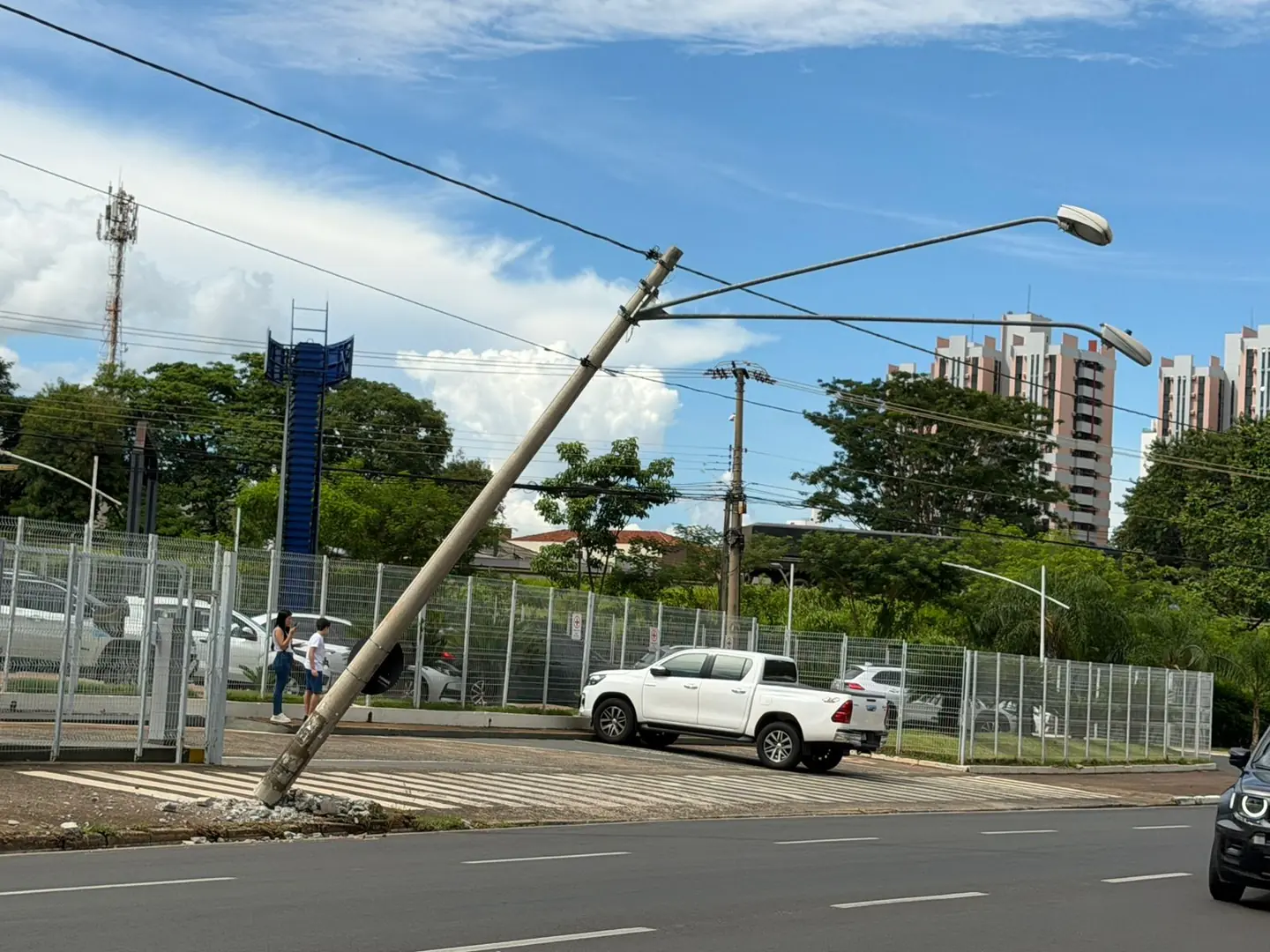 Colisão de veículo destrói base de poste na avenida José Munia, em Rio Preto
