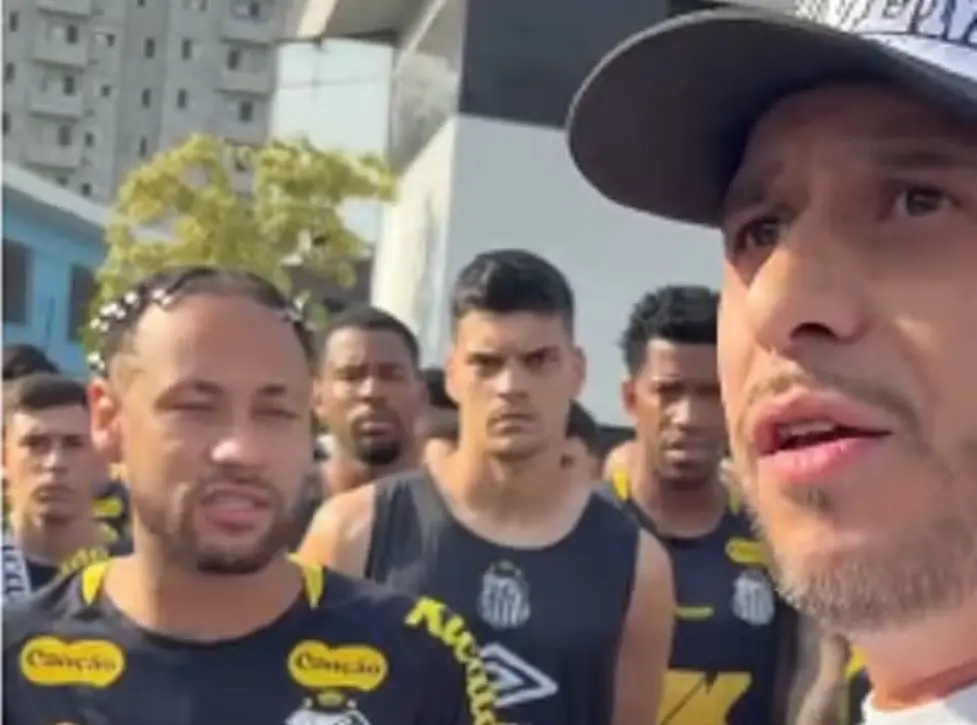 Torcedor durante conversa com Neymar e outros jogadores do Santos (Reprodução)