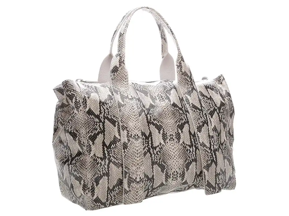 Bolsa animal print Schutz. Preço sob consulta / schutz.com.br  (Fotos: Divulgação)