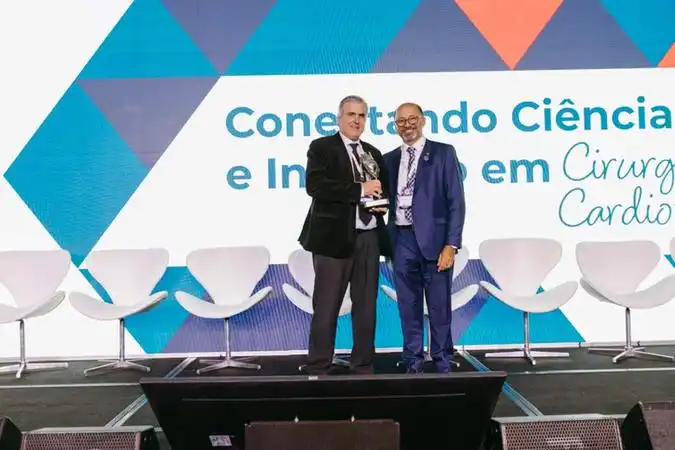 O médico João Carlos Leal (à esquerda) recebe o prêmio das mãos do presidente da Sociedade Brasileira de Cirurgia Cardiovascular, Vinicius Nina (Divulgação)