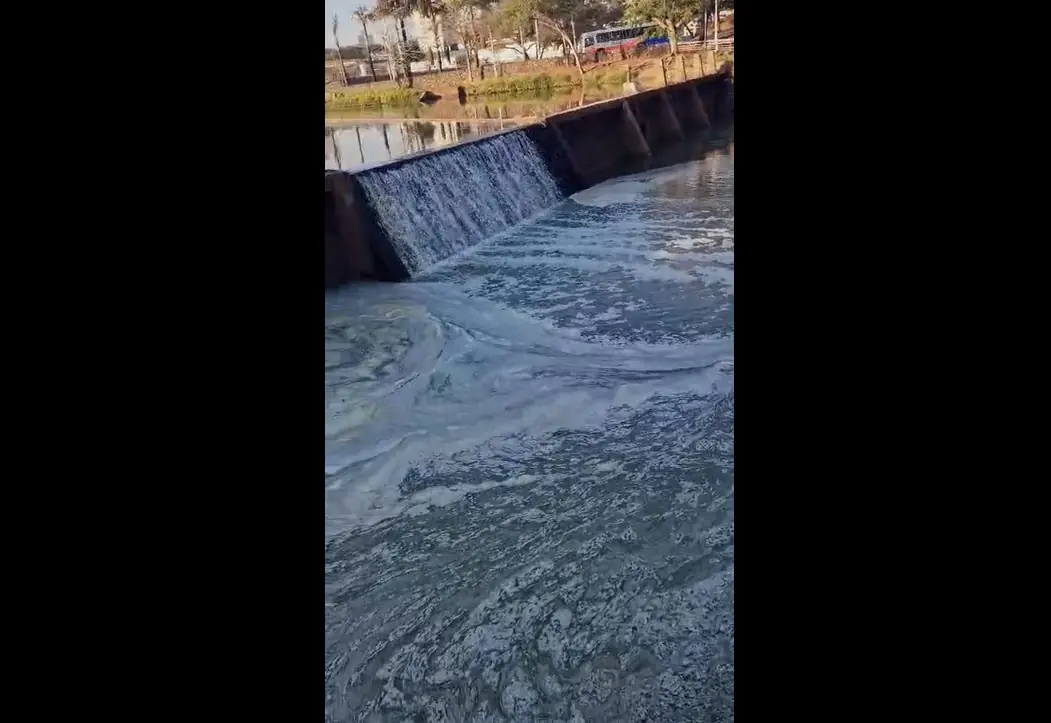 Espuma e a água esverdeada no vertedouro da Represa de Rio Preto chamam a atenção de moradores e frequentadores da região (Reprodução)