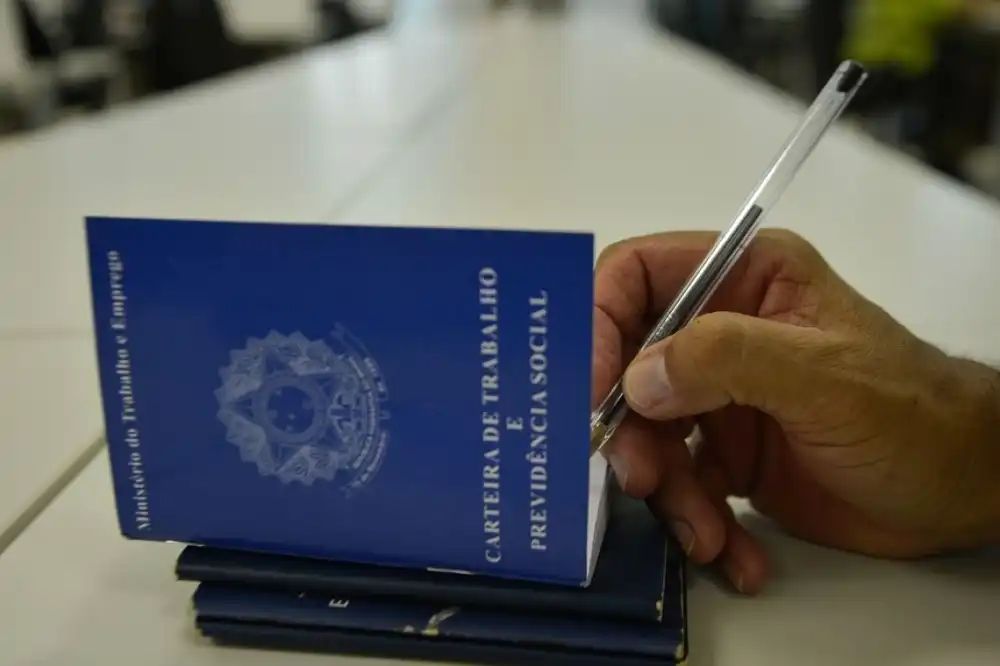 Carteira de Trabalho (Agência Brasil)