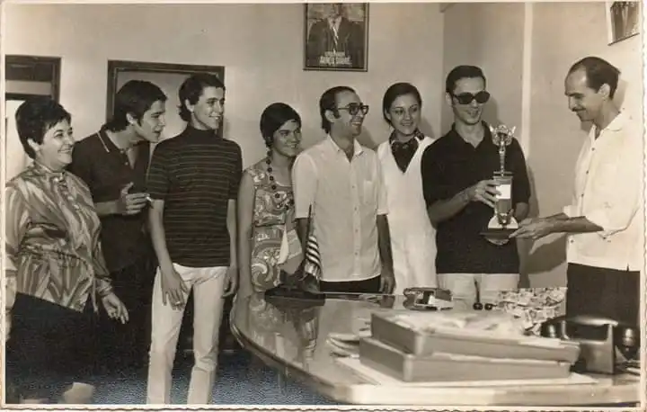 Prefeito Adail, Dinorath, Vendramini e Sinibaldi entregando o troféu ao ganhador do Festival (Arquivo Público Municipal e João Carlos Rodrigues Perez (1968))