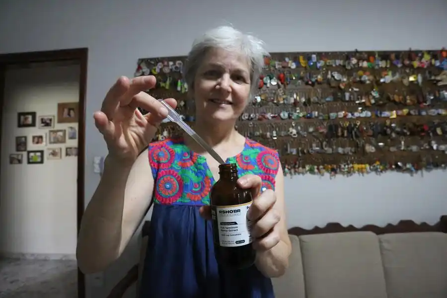 Funcionária pública aposentada Nilda Waideman faz uso de medicamento à base de canabidiol (Guilherme Baffi 20/10/2022)