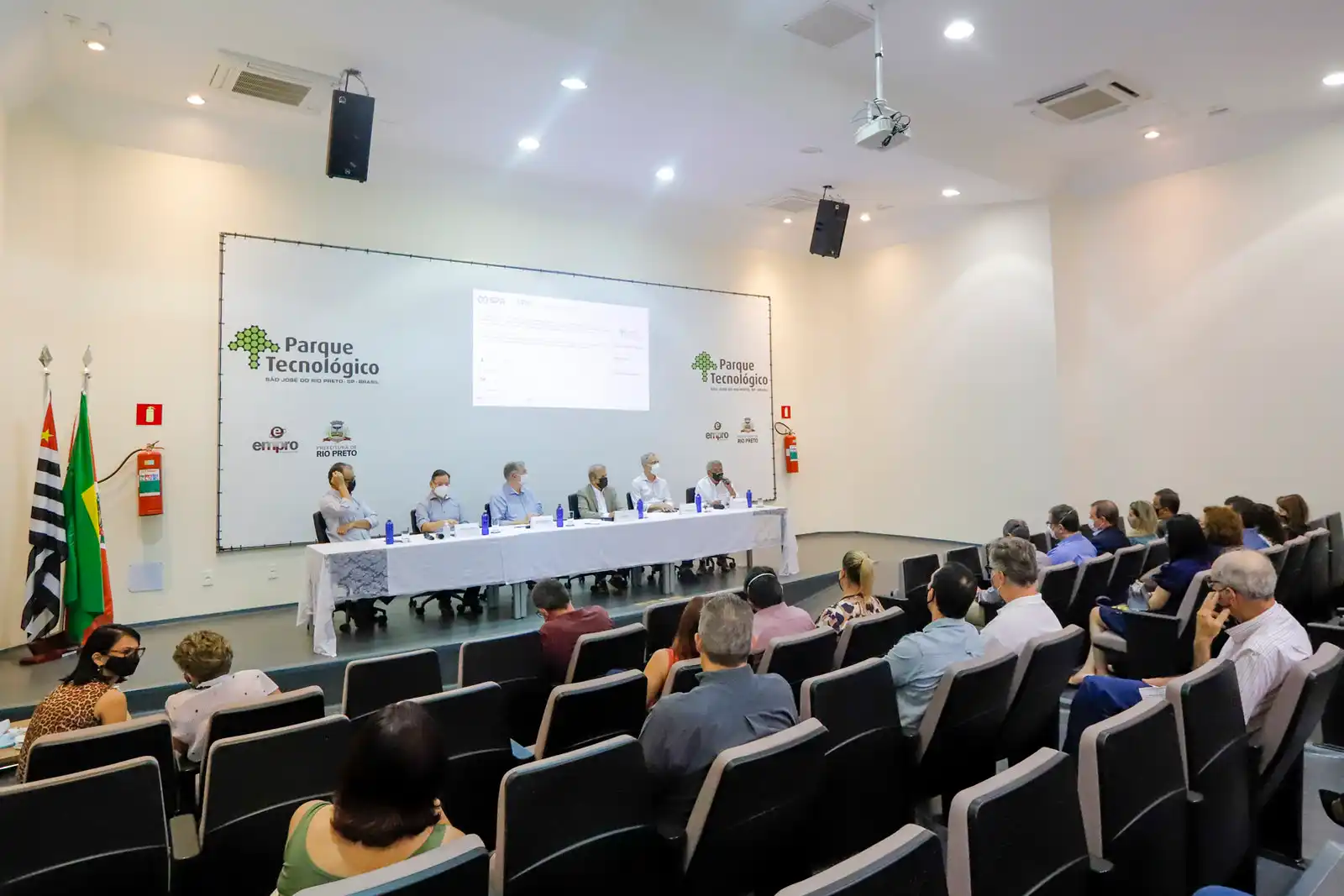 Assinatura de contratos com empresas vão se instalar no Parque Tecnológico (Ivan Feitosa/Prefeitura de Rio Preto)