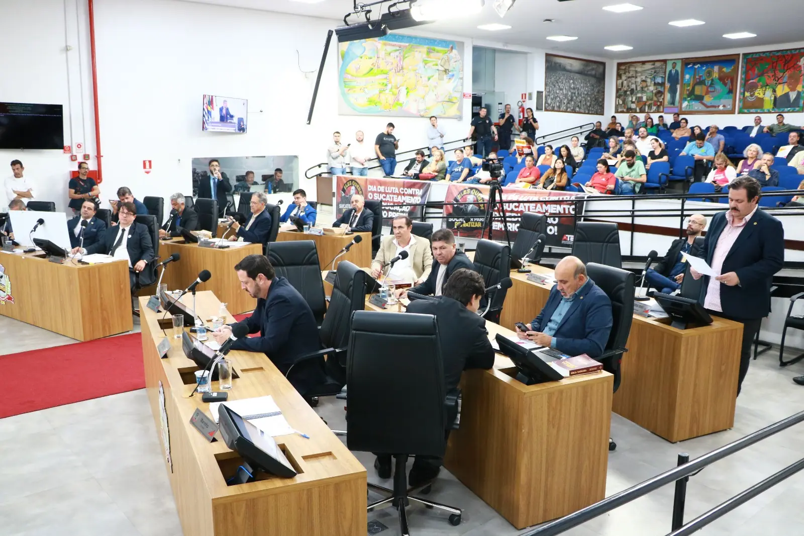 Câmara soma 28 mil propostas e atos legislativos em 2025