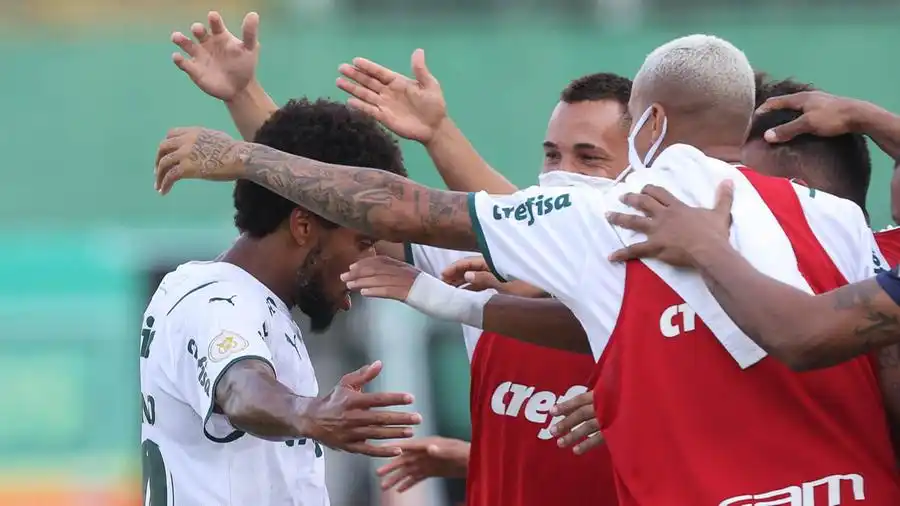 Luiz Adriano comemora gol contra a Chapecoense; ele estava há mais de cem dias sem balançar a rede (César Greco/ Agência Palmeiras)