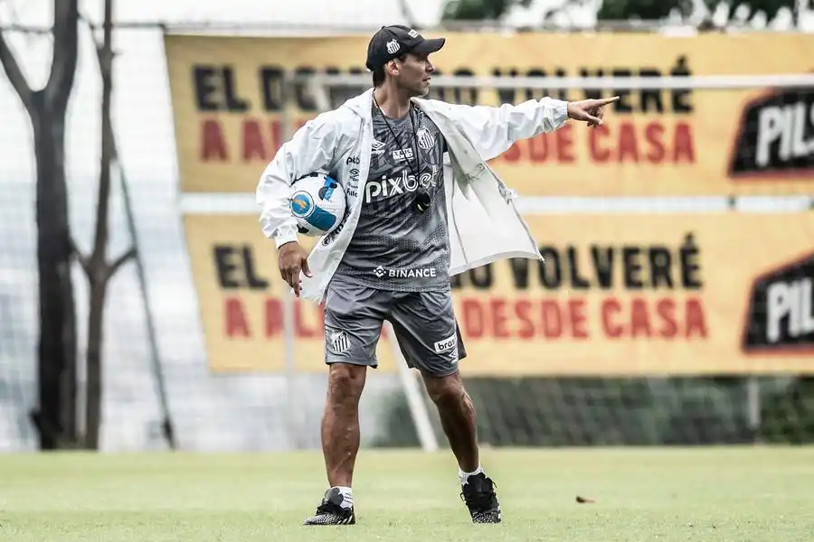 Técnico do Peixe, Fabián Bustos, armou a equipe para tentar bater time cuiabano e seguir na ‘captura’ da ponta da tabela (Divulgação/Ivan Storti/Santos FC)