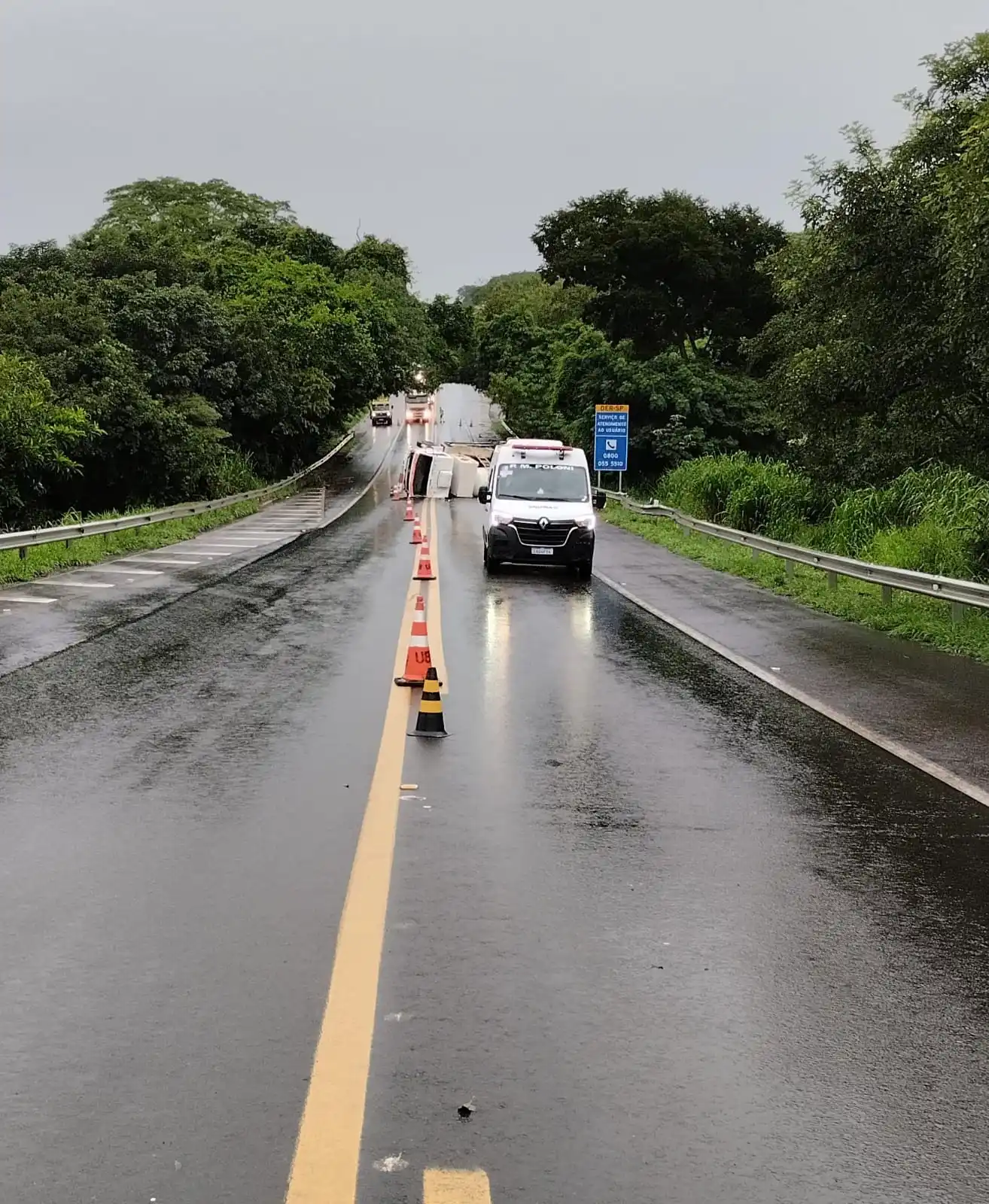 Caminhão carregado com amônia tombou na rodovia (Colaboração/Leitor)