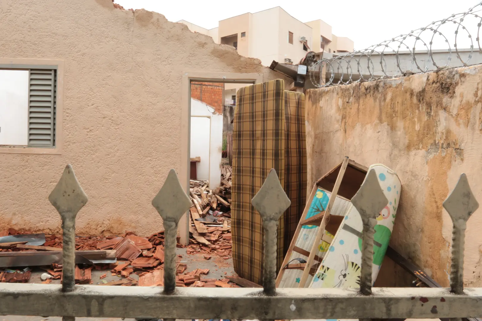 Demolição vira estratégia contra invasão de imóveis