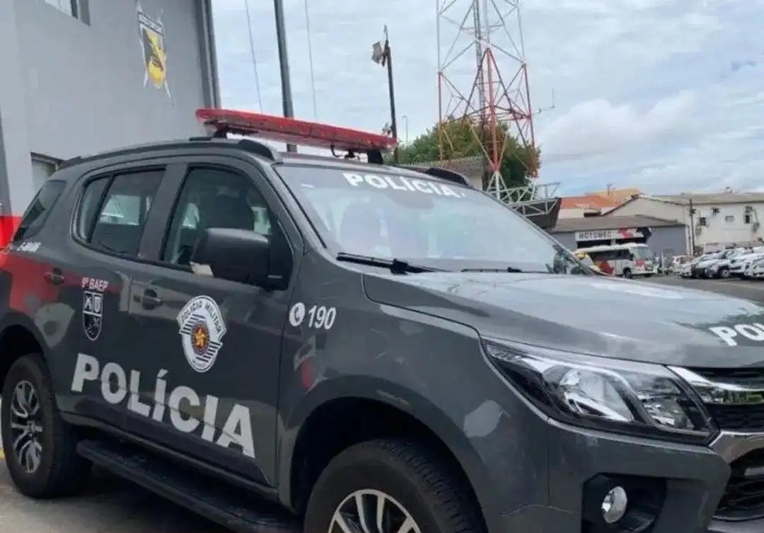 Motociclista sem habilitação bate moto em viatura do Baep em Rio Preto