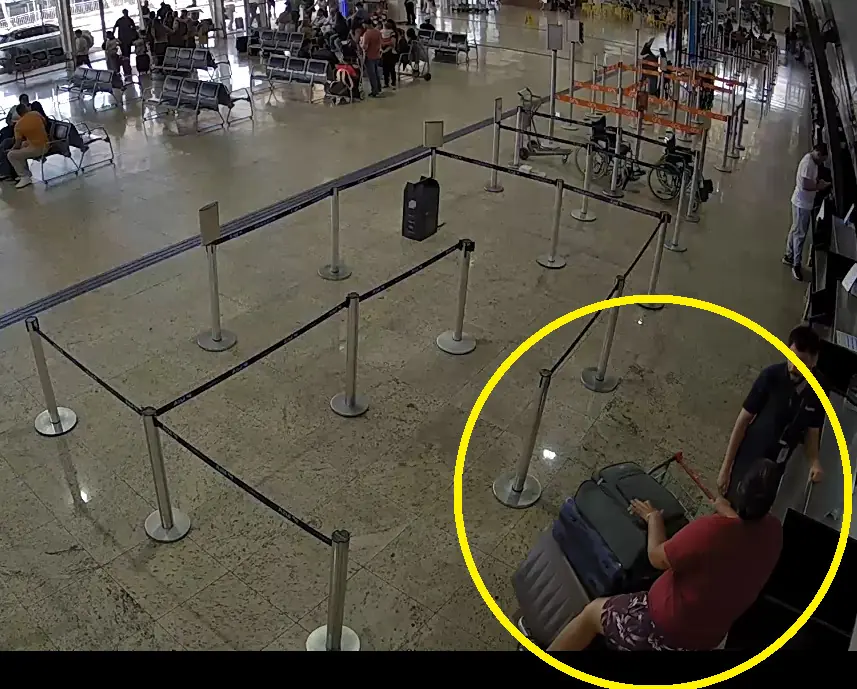 Imagens do circuito de segurança do aeroporto de RIo Preto flagram a motorista de aplicativo retirando as bagagens (Reprodução/Polícia Civil)