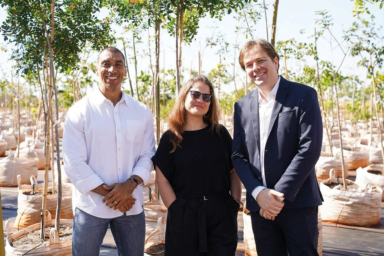 Carlos Petrin, Paula Farage e Caetano Viana recepcionando a imprensa no viveiro do Newe Atma (Arnaldo Mussi)